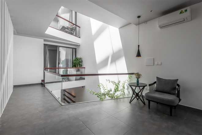 Trang trí giếng trời nhà ống đẹp và hiện đại